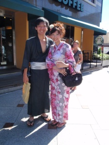 Couple de japonais en habit traditionnel